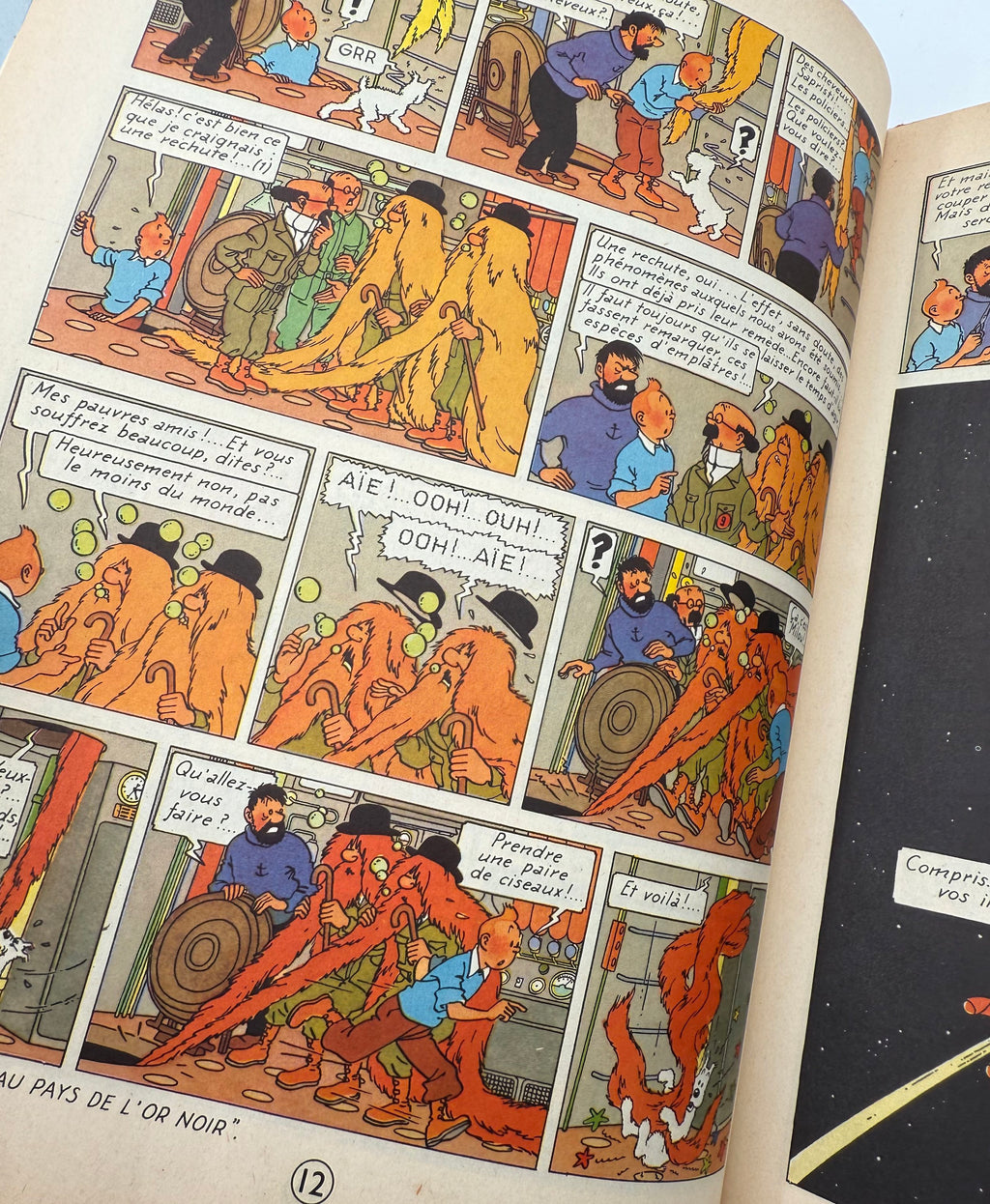 Comic book page with various panels and characters in a foreign language.