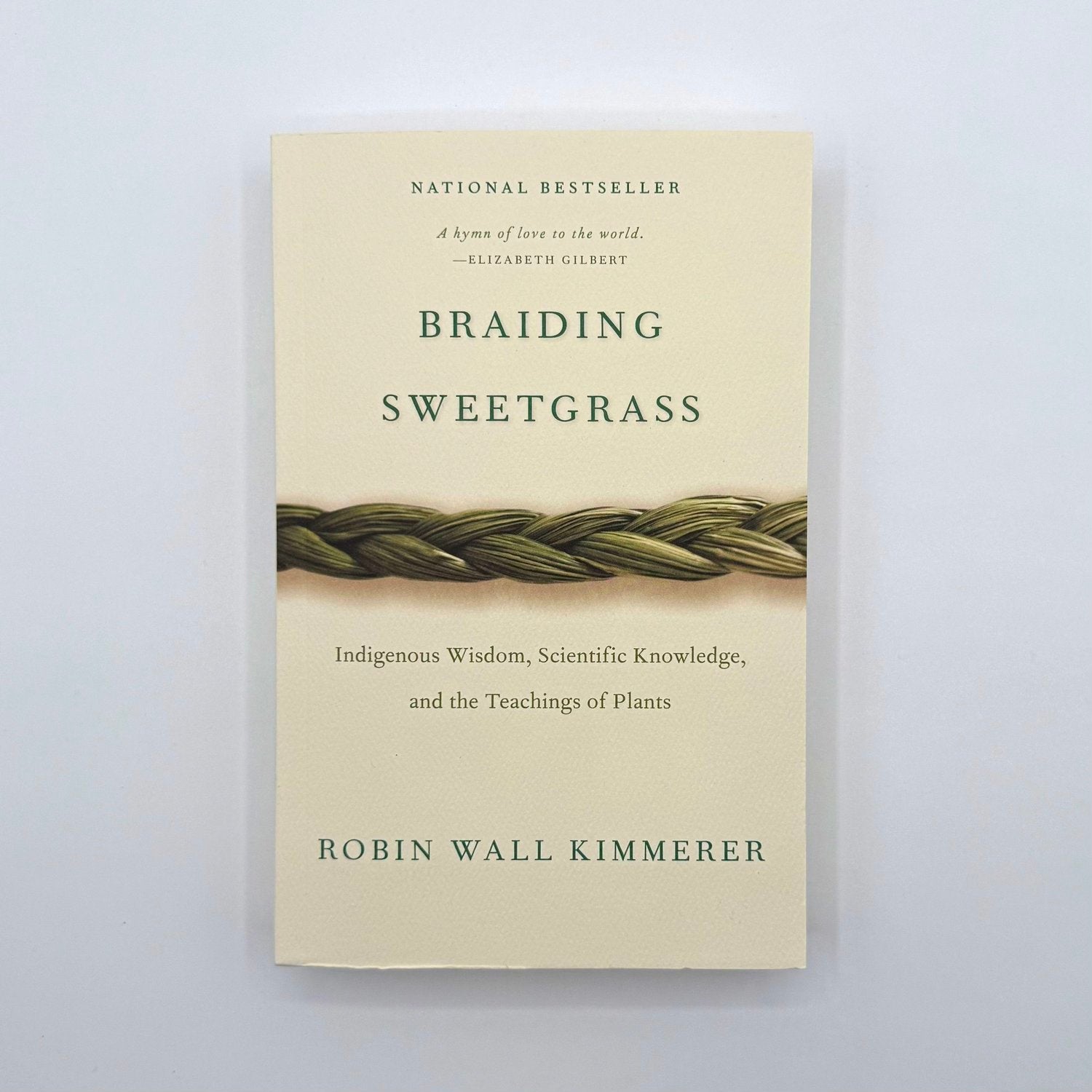 Book cover of 'Braiding Sweetgrass' by Robin Wall Kimmerer on a light gray background
