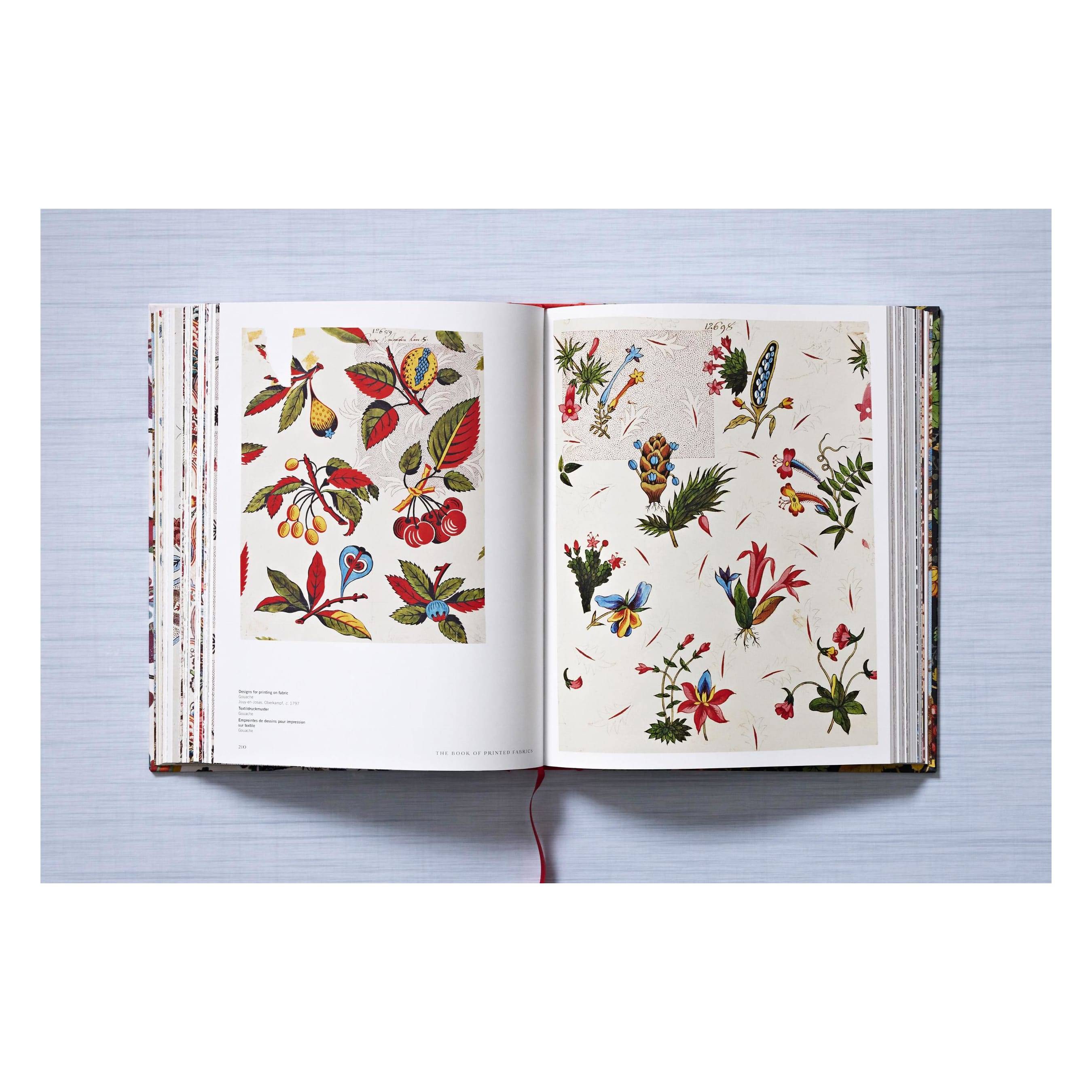 The Book of Printed Fabrics: From the 16th century until today (German, French, English)