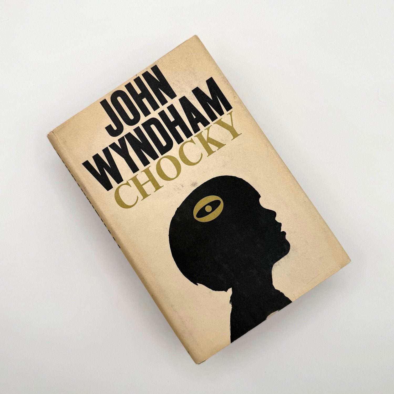 Book cover of 'Chocky' by John Wyndham with a silhouette design on a beige background