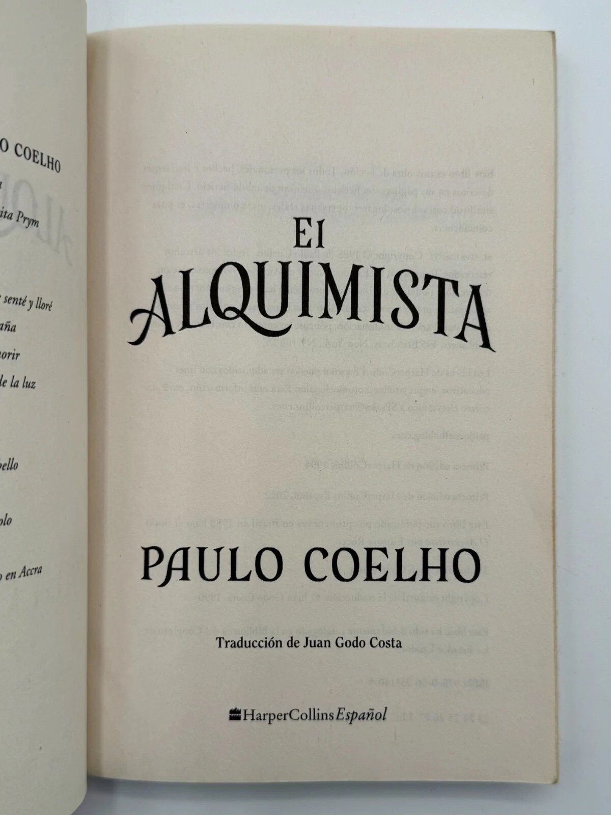 Book cover of 'El Alquimista' by Paulo Coelho with beige background