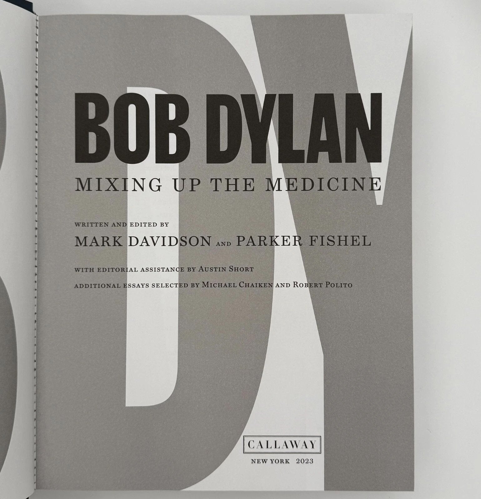 Book cover of 'Mixing Up the Medicine' by Bob Dylan with Callaway New York branding.