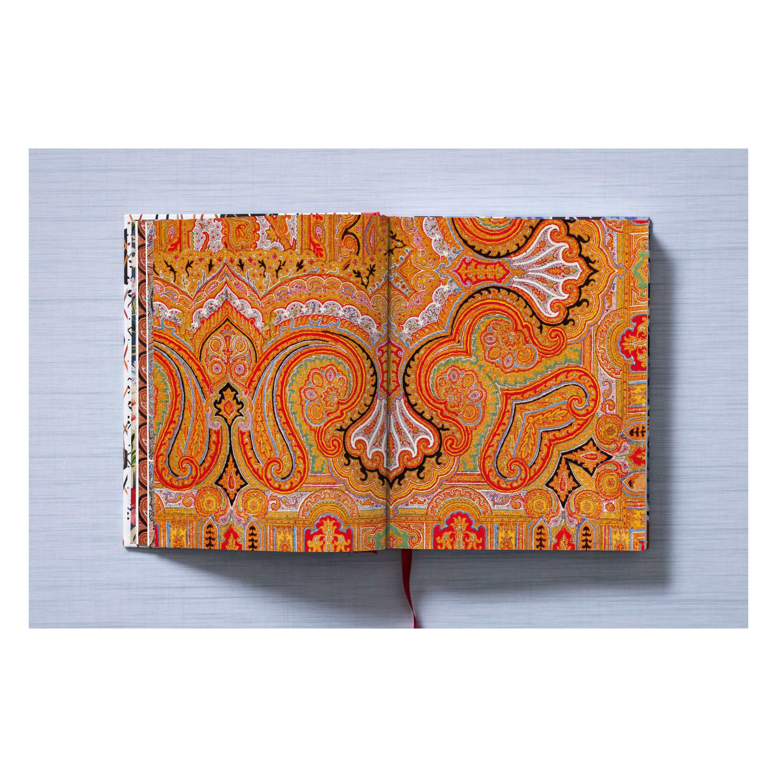 The Book of Printed Fabrics: From the 16th century until today (German, French, English)