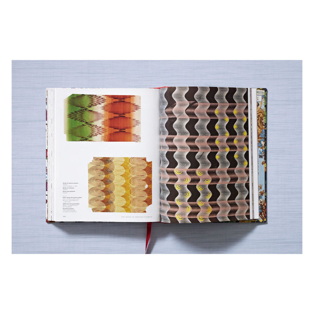 The Book of Printed Fabrics: From the 16th century until today (German, French, English)