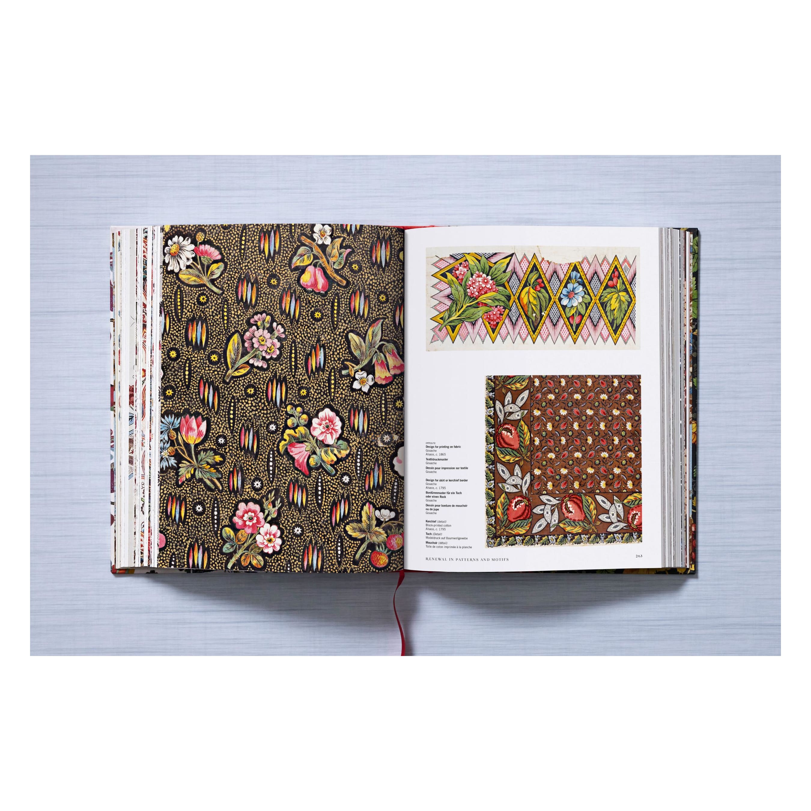 The Book of Printed Fabrics: From the 16th century until today (German, French, English)