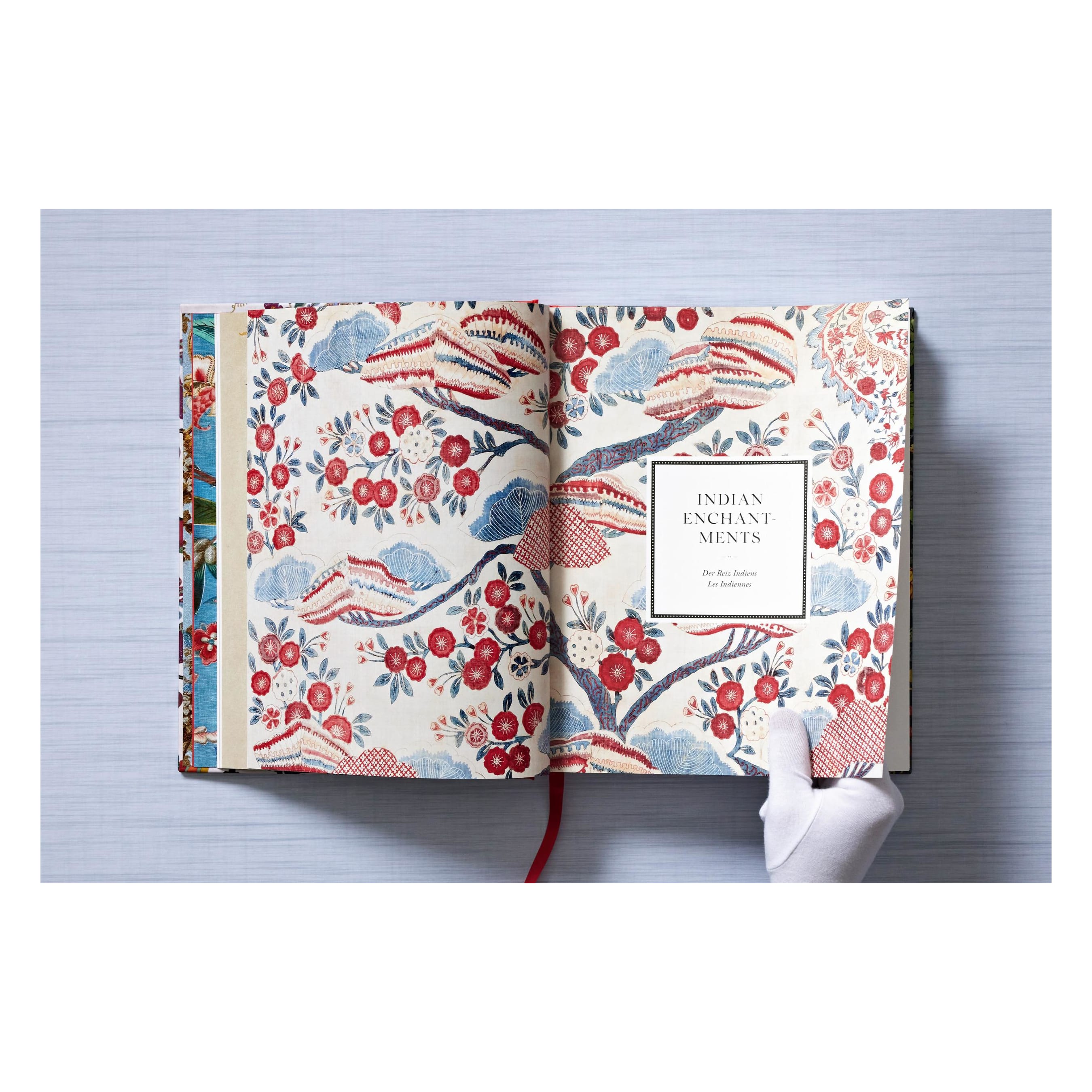 The Book of Printed Fabrics: From the 16th century until today (German, French, English)